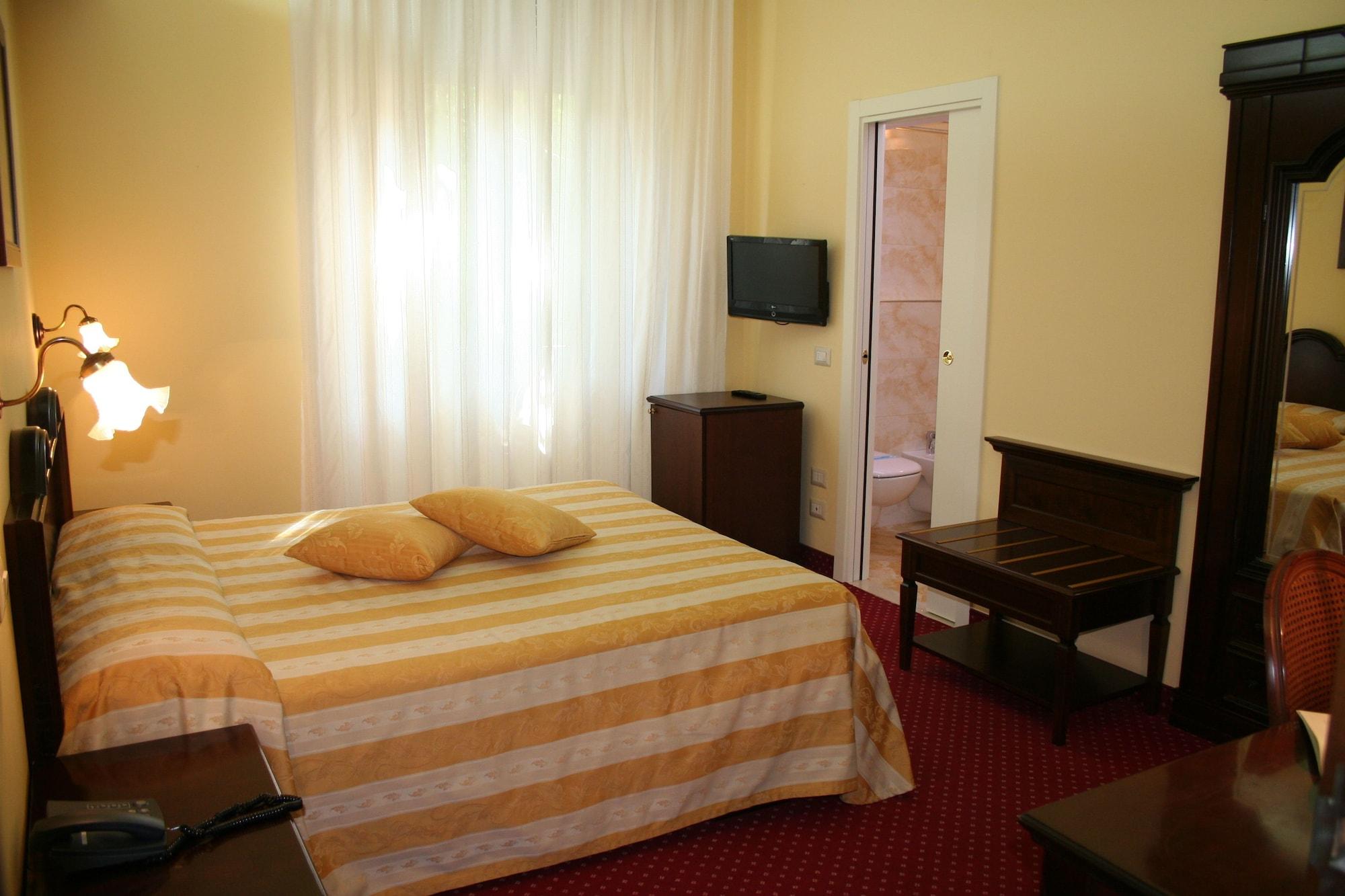 Hotel Milano Helvetia - In Centro Con Piscina Riccione Luaran gambar