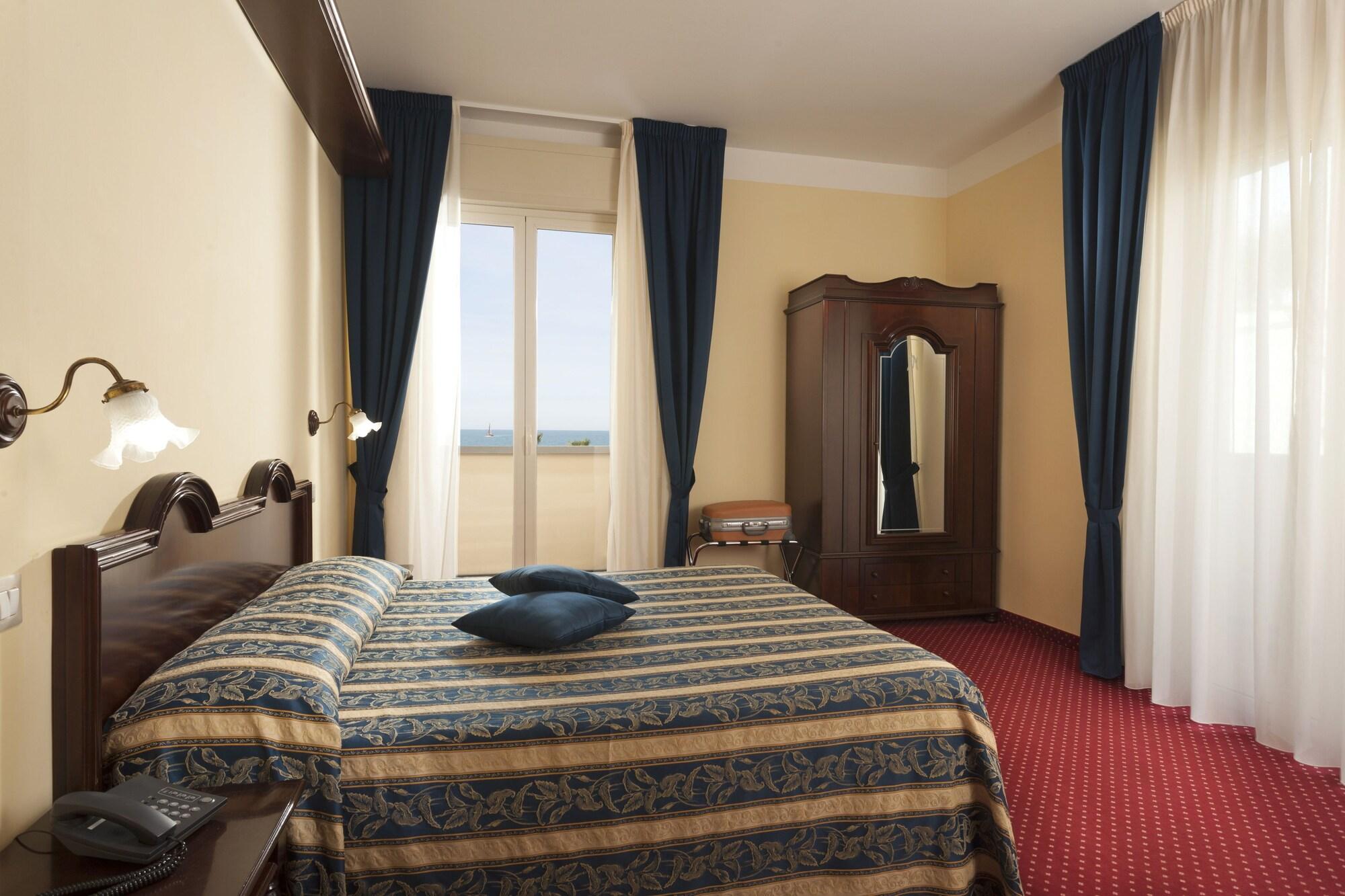Hotel Milano Helvetia - In Centro Con Piscina Riccione Luaran gambar