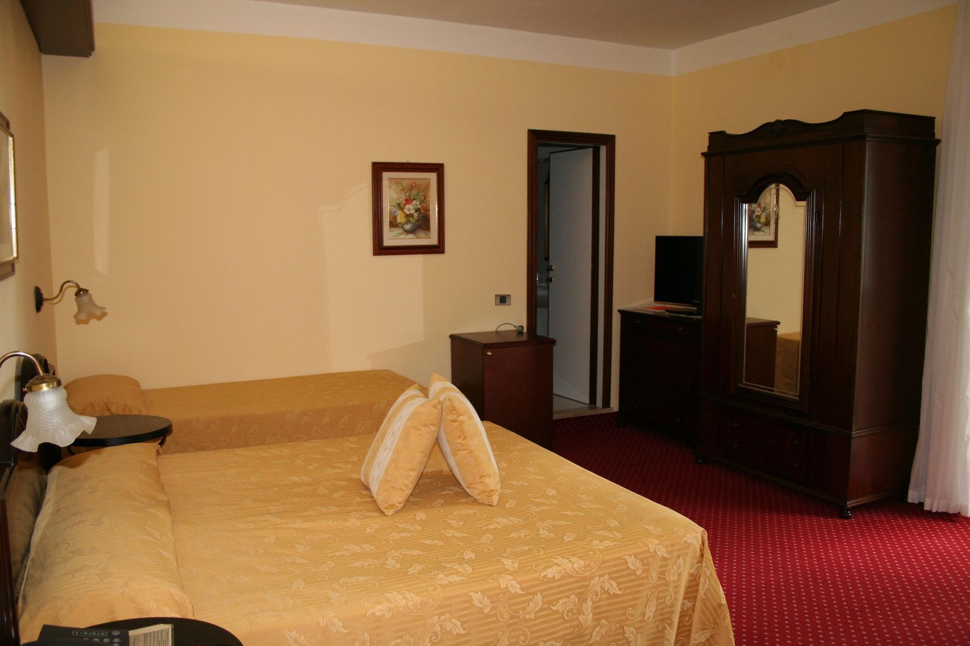 Hotel Milano Helvetia - In Centro Con Piscina Riccione Luaran gambar
