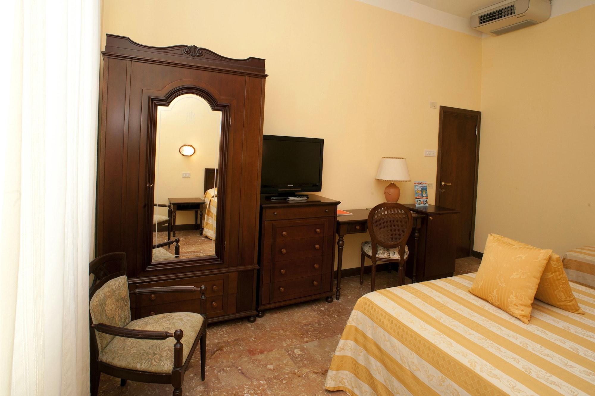 Hotel Milano Helvetia - In Centro Con Piscina Riccione Luaran gambar