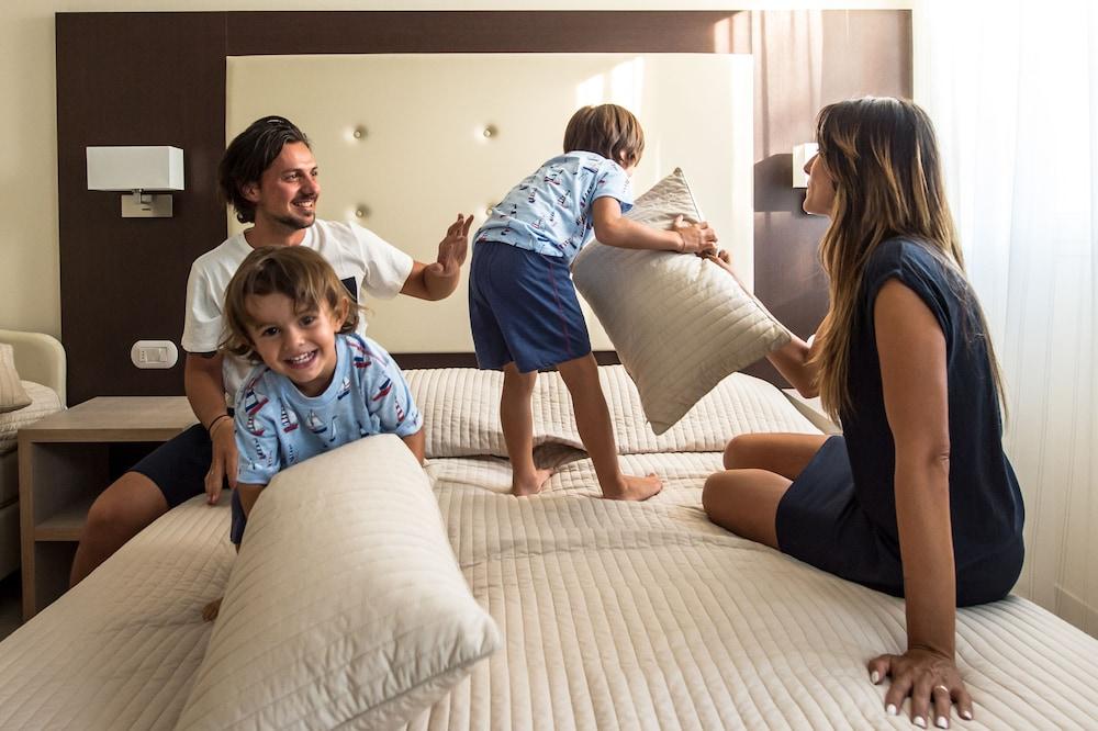 Hotel Milano Helvetia - In Centro Con Piscina Riccione Luaran gambar