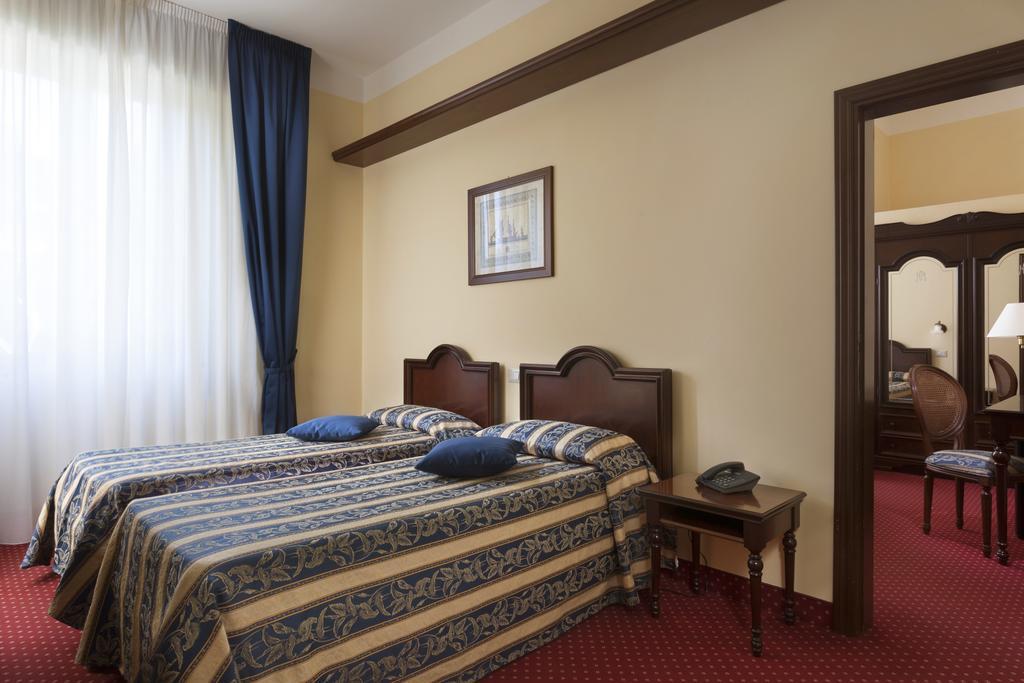 Hotel Milano Helvetia - In Centro Con Piscina Riccione Luaran gambar