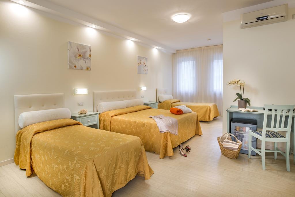 Hotel Milano Helvetia - In Centro Con Piscina Riccione Luaran gambar