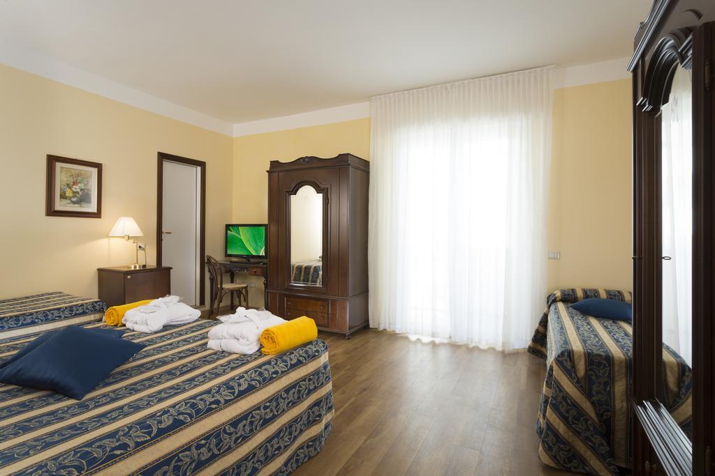 Hotel Milano Helvetia - In Centro Con Piscina Riccione Luaran gambar