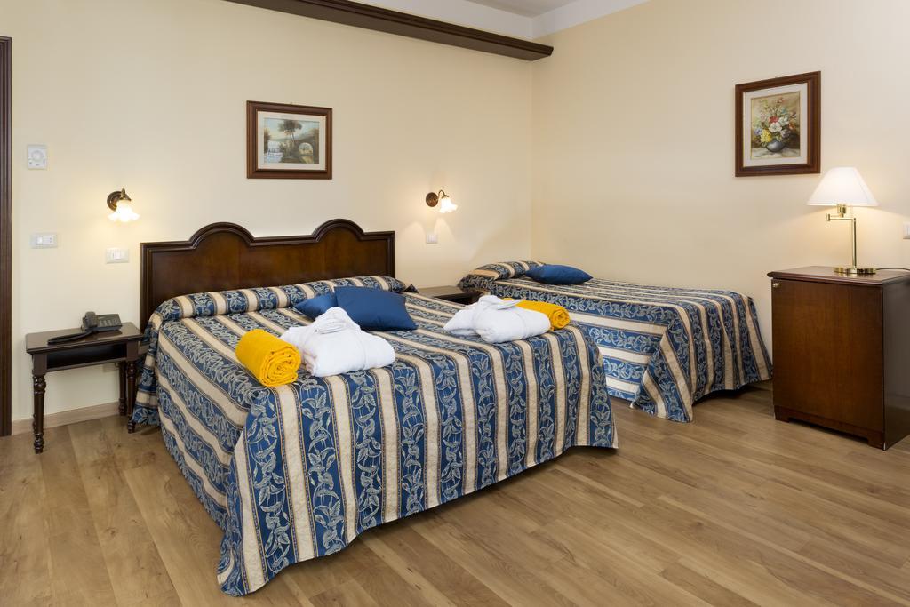 Hotel Milano Helvetia - In Centro Con Piscina Riccione Luaran gambar
