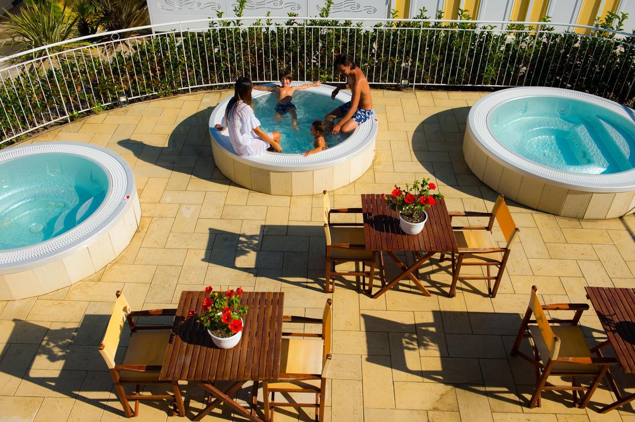 Hotel Milano Helvetia - In Centro Con Piscina Riccione Luaran gambar