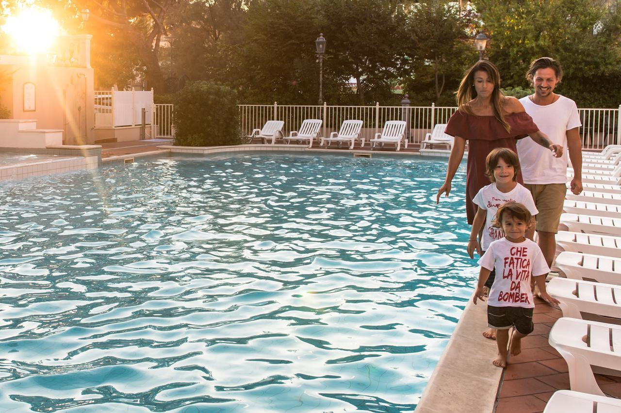 Hotel Milano Helvetia - In Centro Con Piscina Riccione Luaran gambar