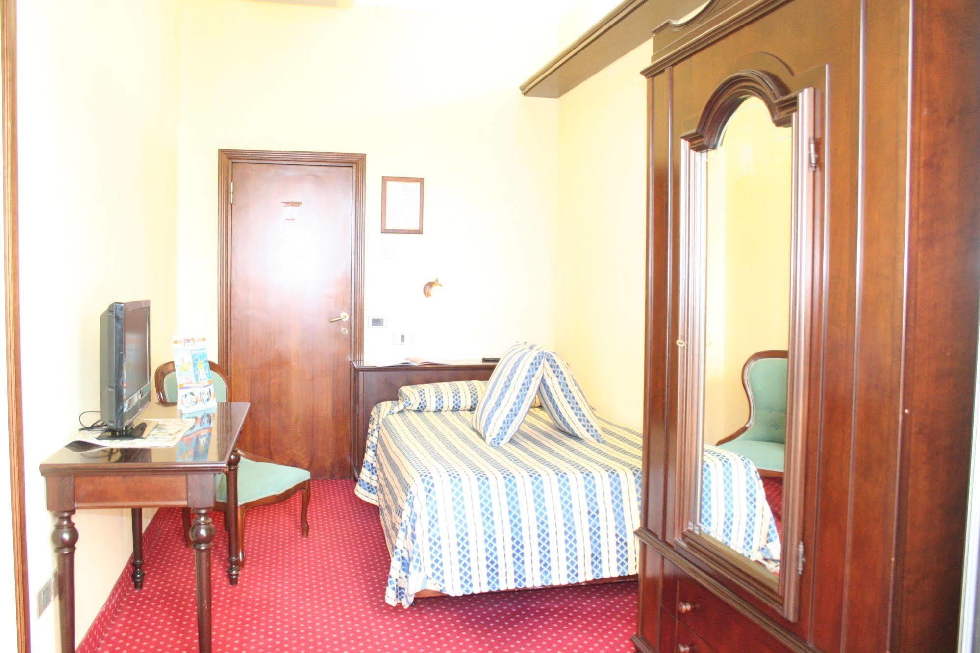 Hotel Milano Helvetia - In Centro Con Piscina Riccione Luaran gambar