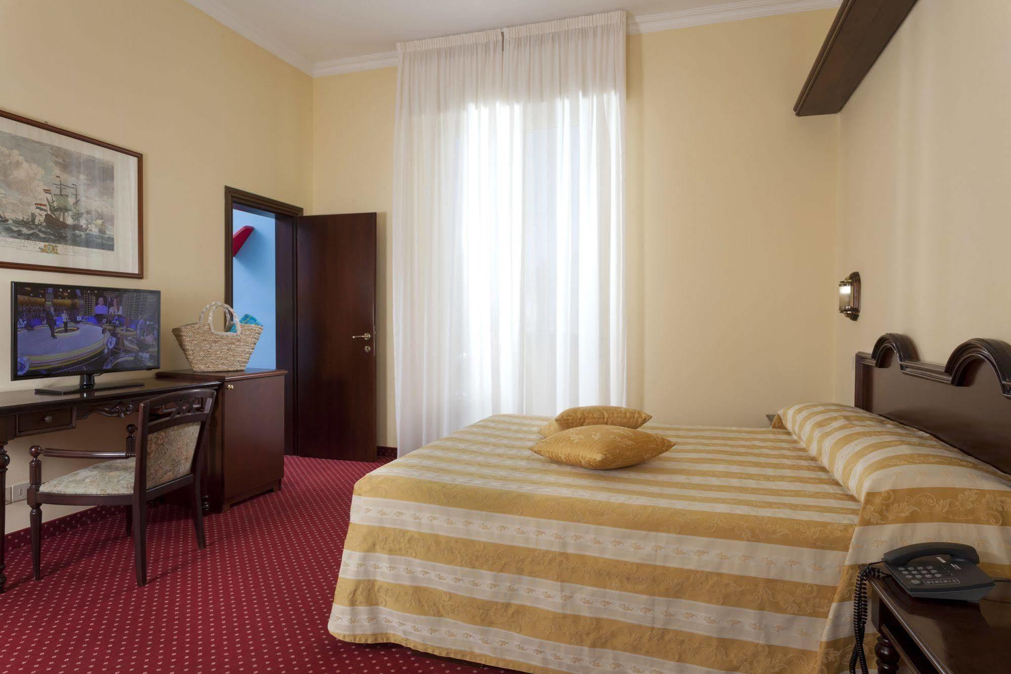 Hotel Milano Helvetia - In Centro Con Piscina Riccione Luaran gambar