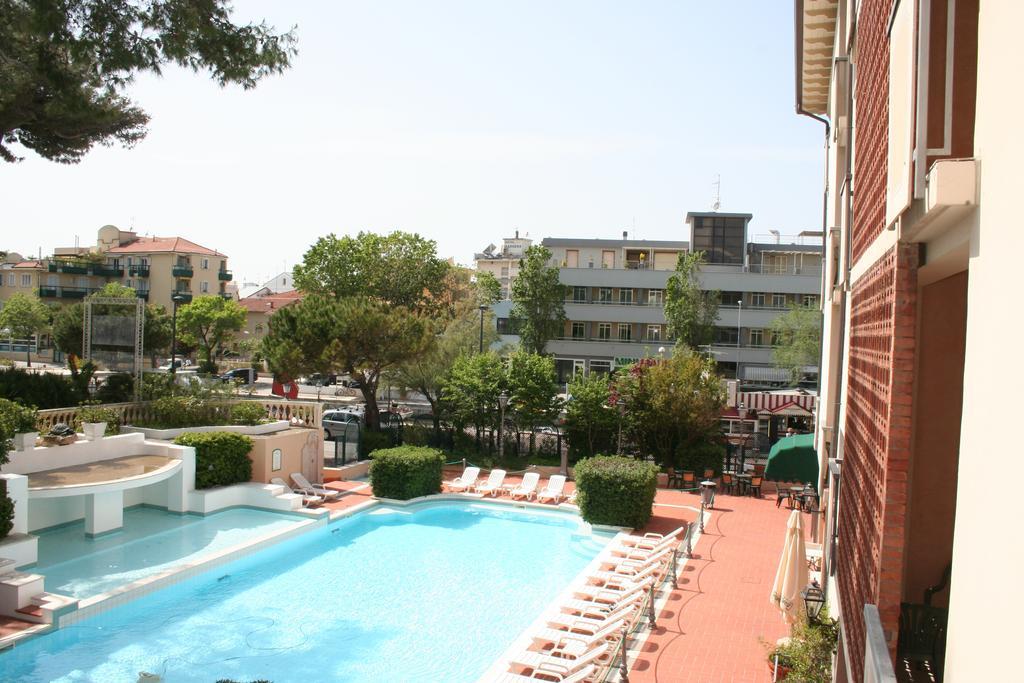 Hotel Milano Helvetia - In Centro Con Piscina Riccione Luaran gambar