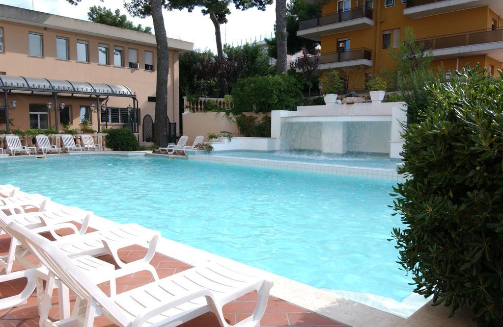 Hotel Milano Helvetia - In Centro Con Piscina Riccione Luaran gambar